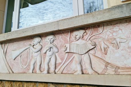 Die einzigartige Fresken-Fassade am Restaurant