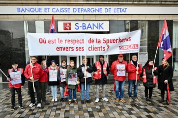 Esch / Warteschlange vor Escher Filiale: Doppelter Protest vor der „Spuerkeess“