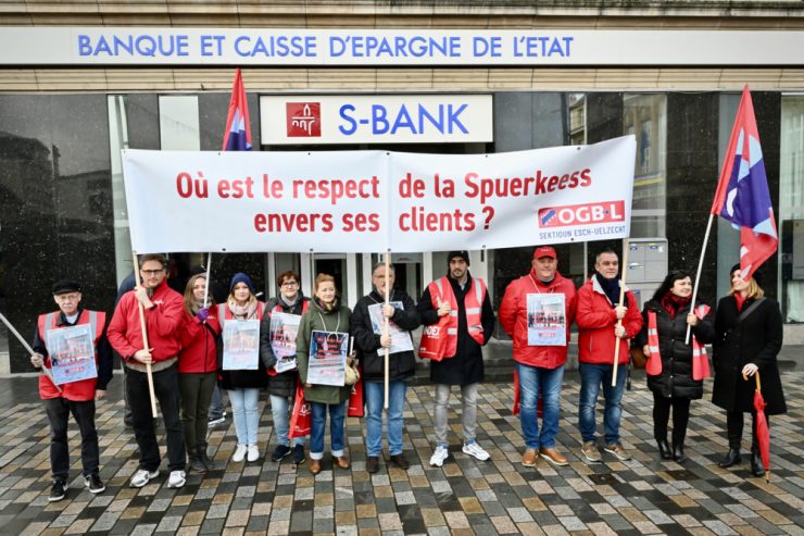 Esch / Warteschlange vor Escher Filiale: Doppelter Protest vor der „Spuerkeess“