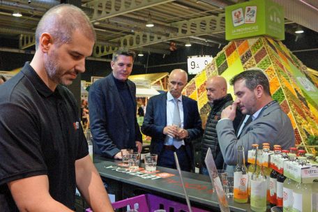 Minister Lex Delles (2.v.l.) beim Messe-Rundgang mit Michel Lanners (Hotelfachschule) und Georges Eischen (Geschäftsführer von „La Provençale“)