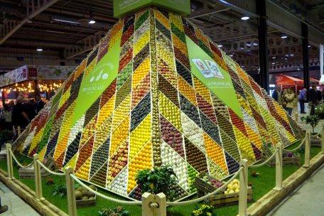 Der Hingucker schlechthin in Halle 9: die Obst- und Gemüsepyramide von „La Provençale“