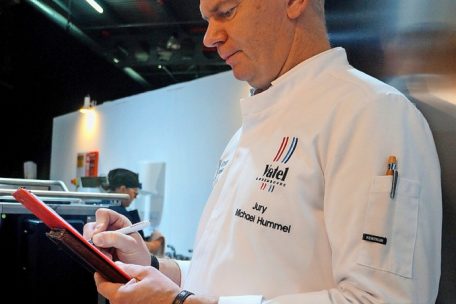 Juror Michael Hummel bei einem Kontrollgang in der K&uuml;chenbox von Team Island