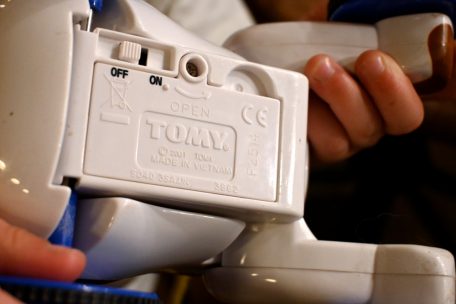 An diesem Spielzeug weist die CE-Kennzeichnung auf ein sicheres Produkt hin. Außerdem ist das Batteriefach gut verschlossen.