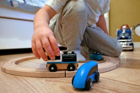 Adventszeit / Auf der sicheren Seite: Was es beim Kauf von Spielsachen als Geschenk zu beachten gibt