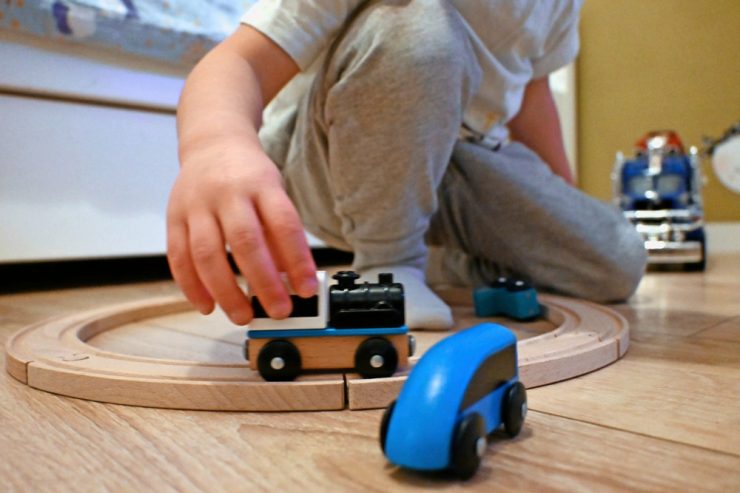 Adventszeit / Auf der sicheren Seite: Was es beim Kauf von Spielsachen als Geschenk zu beachten gibt