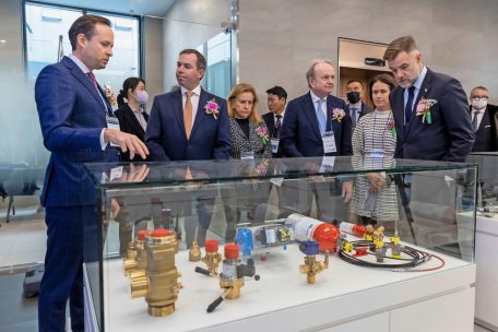 Erbgro&szlig;herzog Guillaume und Wirtschaftsminister Franz Fayot beim Besuch des Rotarex-Werkes in Asan