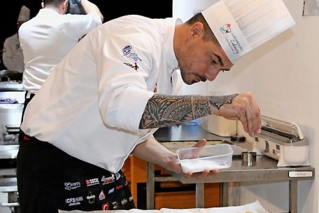 Laurent Baudouin legt letzte Hand an beim veganen Gericht