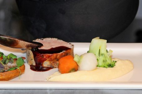 &bdquo;Hommage un d&rsquo;Heemecht&ldquo;: Kalbskarree mit Morchelfarce und im Heu gegarter Gem&uuml;segarnitur an Cassis-Sauce