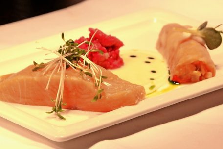 Fishdish: Lachsforelle an Rieslingsauce mit Rote-Bete-Kn&ouml;delchen und Liebst&ouml;ckel&ouml;l