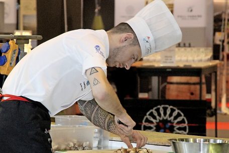 Ayrton Schmit schneidet handverlesene Champignons