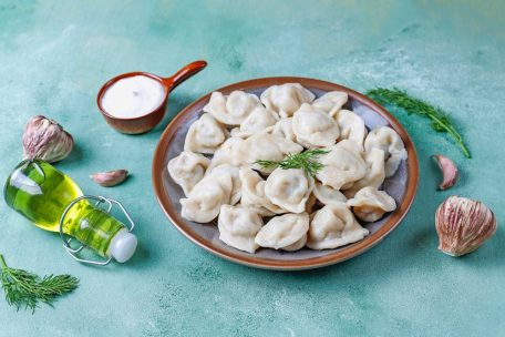 „Pelmeni“ sind ursprünglich aus Russland stammende, in Wasser oder Brühe gekochte und mit Fleisch gefüllte Teigtaschen