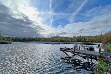 Vergangenes Jahr wurde das erste schwimmende Enovos-Solarkraftwerk in Luxemburg am Ufer des Industrieteichs auf dem Düdelinger Gelände von ArcelorMittal eingeweiht