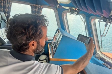 Kapitän Orlando Ramos kam den Migranten mit seinem Rettungsboot zur Hilfe