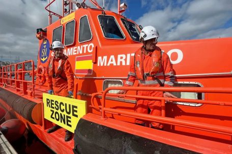 Die Besatzung des Rettungsschiffs Nunki entdeckte die M&auml;nner