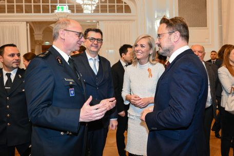 CGDIS-Generaldirektor Paul Schroeder, Alain Becker,&nbsp;Direktion f&uuml;r zivile Sicherheit, Innenministerin Taina Bofferding und Premierminister Xavier Bettel im Gespr&auml;ch (von links)