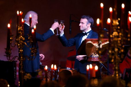 Der franz&ouml;sische Pr&auml;sident Emmanuel Macron und US-Pr&auml;sident Joe Biden sto&szlig;en w&auml;hrend des Staatsdinners auf dem South Lawn des Wei&szlig;en Hauses in Washington, DC, am 1. Dezember 2022 an