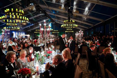 Der Vorsitzende der Vereinigten Stabschefs, General Mark A. Milley, und andere nehmen an einem Staatsdinner f&uuml;r den franz&ouml;sischen Pr&auml;sidenten Emmanuel Macron auf dem South Lawn des Wei&szlig;en Hauses am 1. Dezember 2022 in Washington, DC, teil