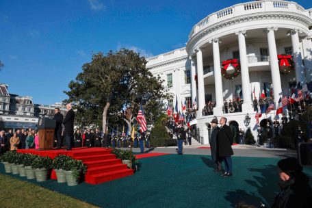 Der franz&ouml;sische Pr&auml;sident Emmanuel Macron (L) spricht mit US-Pr&auml;sident Joe Biden w&auml;hrend seiner Begr&uuml;&szlig;ungszeremonie f&uuml;r Macron im Wei&szlig;en Haus in Washington, DC, am 1. Dezember 2022 