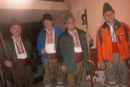 An Heiligabend überbringen Sternsinger, hier Mitglieder des örtlichen Männergesangvereins „Vejen“ aus Teteven, die Weihnachtsbotschaft an die Familien  