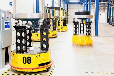 Kleine Roboter, die autonom herumfahren, sammeln jeden einzelnen fertigen Reifen in der zweiten Zone ein und bringen ihn dann zu der f&uuml;r ihn vorgesehenen &bdquo;Backform&ldquo; nebenan 