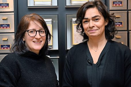 Laut Caroline Graas (l.) und Anne Foucher kam an den Samstagen während der Proteste weniger Kundschaft in dem Teeladen vorbei