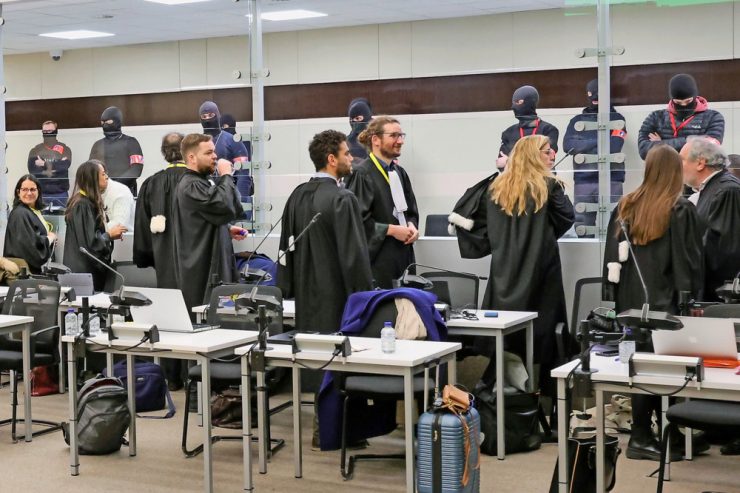 Terrorprozess in Brüssel / Das Mastermind fehlt, ein Angeklagter schweigt