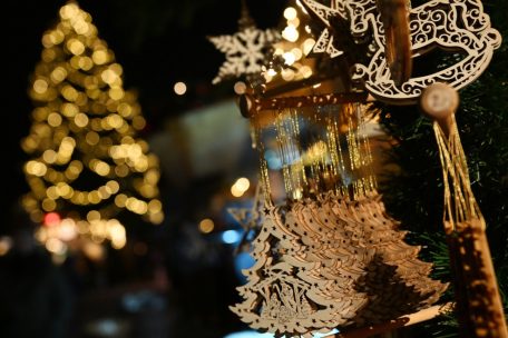 Viele Besucher hoffen, traditionellen Schmuck aus dem Handwerk auf Wintermärkten zu ergattern