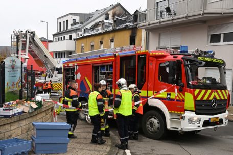 Sowohl die Anwohner als auch die Rettungskräfte werden in den Stunden nach dem Brand mit Nahrung und anderen Hilfsmitteln versorgt