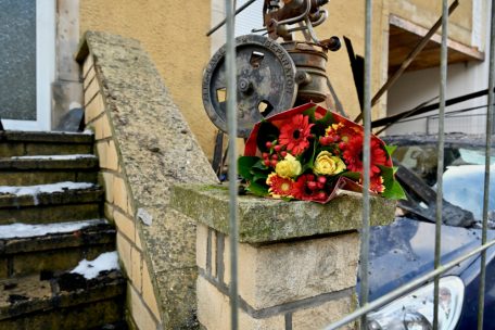 Ein Blumenstrau&szlig; lag am Mittwochmorgen vor der T&uuml;r des Hauses