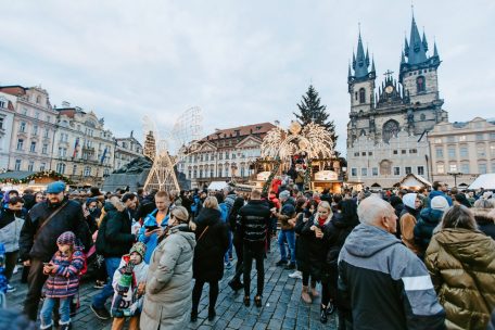 Gespanntes Warten auf das Anzünden der mehr als 88.000 LED-Lichter am Weihnachtsbaum in Prag