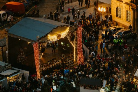 Am 24. Dezember dirigiert Jan Jakub Ryba auf der großen Bühne, den Chor Vox Pragae und das Orchester Praga Sinfonietta mit seinen Solisten zur Weihnachtsmesse „Hej mistre!“