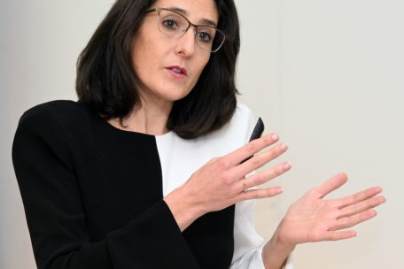 Natacha Clarac ist Lobbyistin in Br&uuml;ssel &ndash; und hat am Montagabend auf die Wichtigkeit eines vollst&auml;ndigen Transparenzregisters hingewiesen, um eine gesamtgesellschaftliche Partizipation an der politischen Entscheidungsfindung zu erm&ouml;glichen