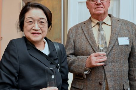 Linster Masako, die den Orden der Aufgehenden Sonne für ihr Verdienst zur Förderung der japanischen Sprache erhält, mit ihrem Ehemann