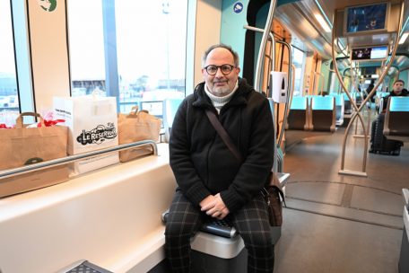 Auf seinem Arbeitsweg steigt Roberto Ciufoli in die Straßenbahn und nutzt diese auch für Einkäufe in der Hauptstadt