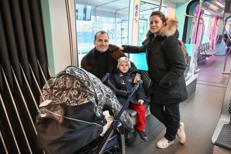 Gemeinsam mit ihren Kindern fahren Andrea Cavaliere und Chiara Carbone oft mit der Tram