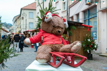 Rund 1.700 Teddybären begrüßen die Besucher des Weihnachtsstädtchens unweit von Schengen