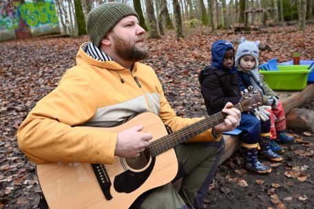 Zum Abschluss des Tages wird das „Waldschoul“-Lied angestimmt, mit Ben Wutz an der Gitarre