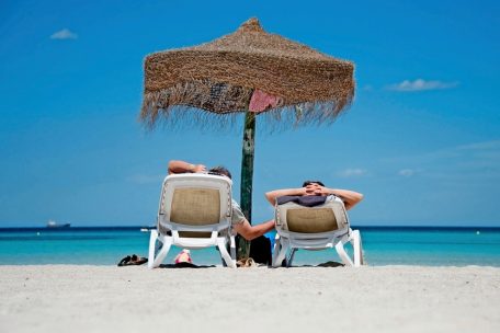 Flüchten Sie vom kalten Winter in die Sonne. Last-Minute-Angebote gibt es wie Sand am Meer.