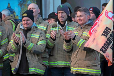 Großbritannien / Soldaten als Streikbrecher: Regierung will gegenüber Gewerkschaften hart bleiben