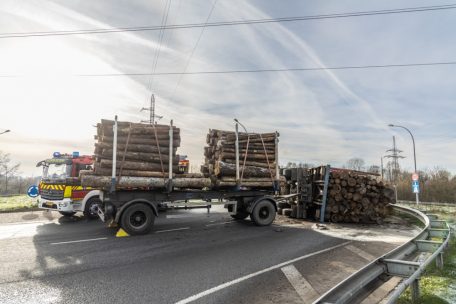 Polizei / Umgekippter Holzlaster blockiert Kreisverkehr zwischen Sanem und Differdingen