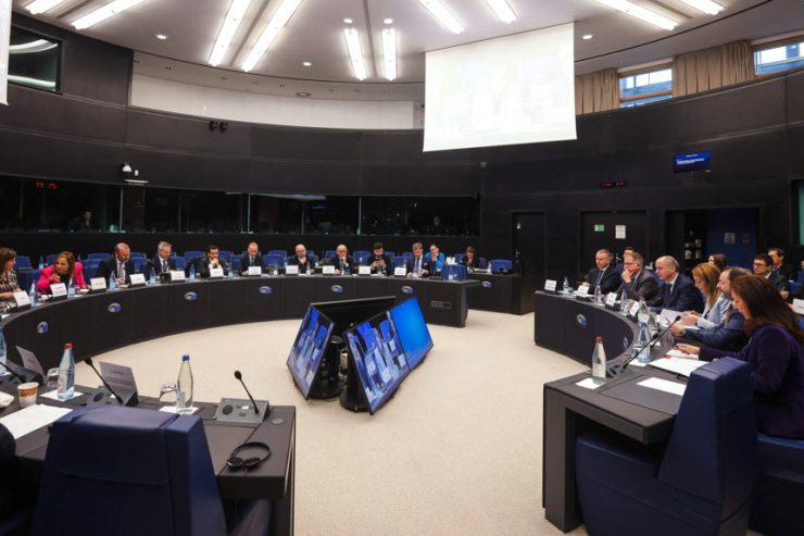 Affäre / EU-Parlamentarier geeint gegen Korruption