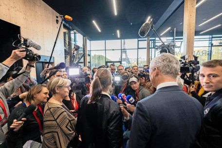 Reges Medieninteresse an der Präsentation der neuen Astronauten in Paris