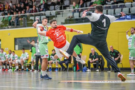 Handball / Red Boys mit dem Rücken zur Wand