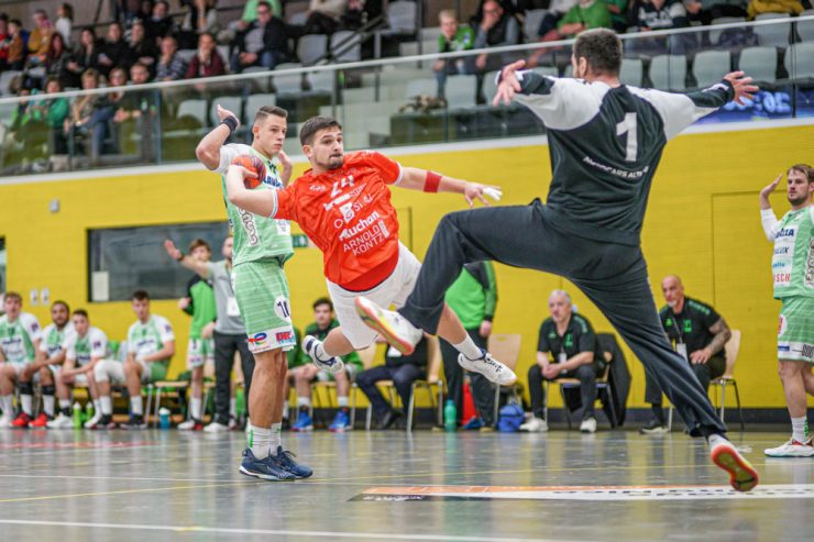 Handball / Red Boys mit dem Rücken zur Wand