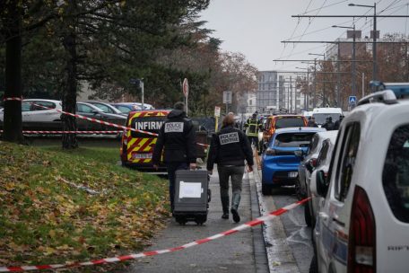 Beamte der Kriminalpolizei kommen am Tatort an