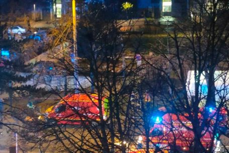 In diesem UGC-Foto, das von einem Nachbarn zur Verf&uuml;gung gestellt wurde, arbeiten Feuerwehrleute am Brandort neben einem Wohnhaus