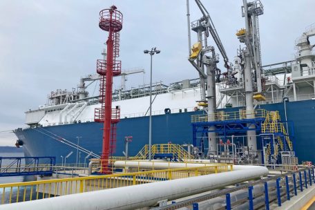 Der 2021 in Betrieb genommene LNG-Terminal in Omisalj auf der Insel Krk: Mit dessen Ausbau mausert sich Kroatien zum Energieknotenpunkt f&uuml;r die ganze Region.