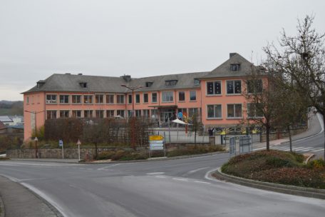 Die zur Verfügung stehende Fläche im Grundschulgebäude soll dank einer Umgestaltung des Dachgeschosses um rund 1.000 Quadratmeter erweitert werden