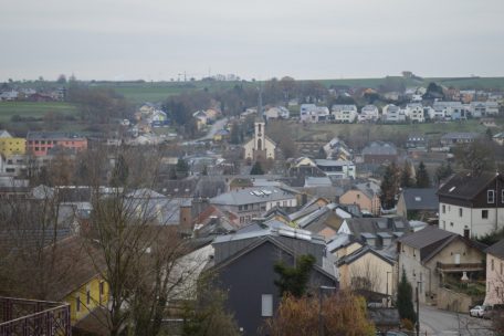 Blick aus der rue de la Chapelle, an dessen Ende das neue Trinkwasserreservoir gebaut werden soll, auf die Ortschaft Bissen