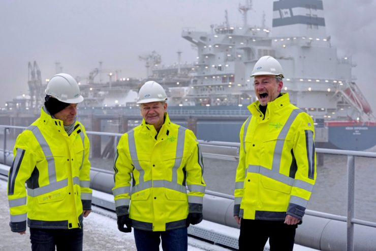 Flüssiggas / „Nix zu feiern“: Umweltschützer kritisieren Eröffnung von deutschem LNG-Terminal